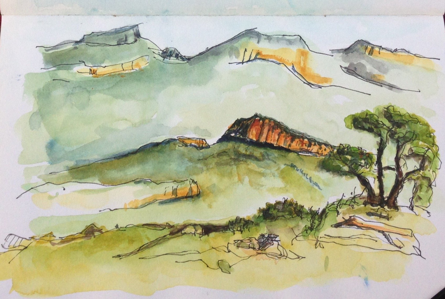 Mount William-Victoria -Rote Felsen erheben sich aus dem weiten Grün